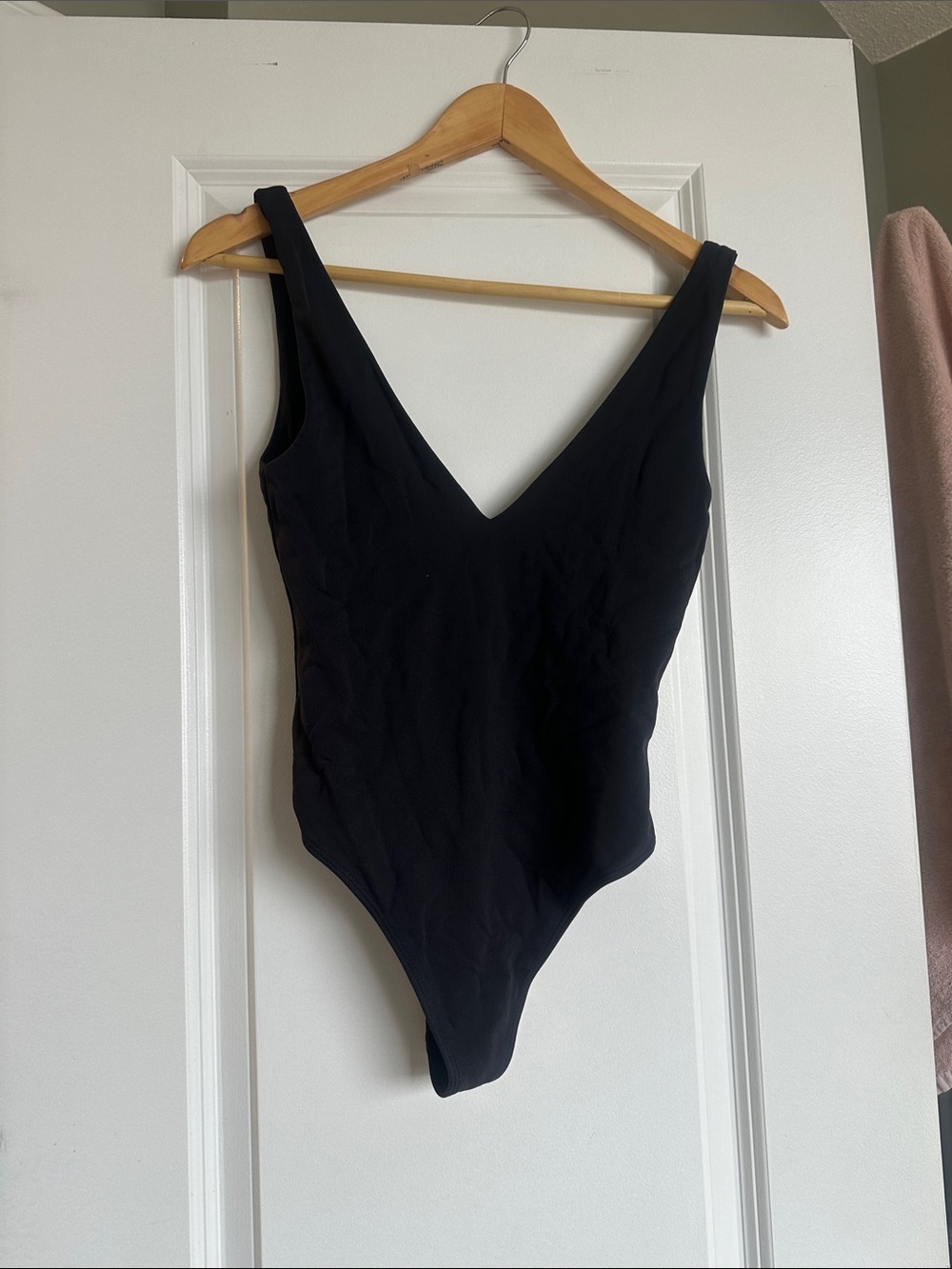 Aritzia BABATON V-neck contour bodysuit. Black Small.